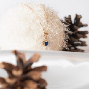 Collar oro 18k chatón zafiro