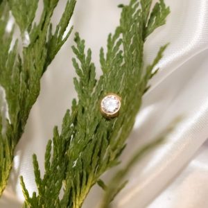 Colgante pequeño oro 18k punto de luz circón