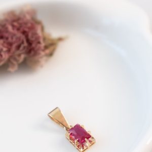 Colgante oro 18k chatón español rubí.