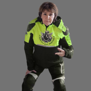 CHAQUETA “MOTERAS CON PISTONES FREYA FLÚOR”  – SEGURIDAD, ESTILO Y ACTITUD